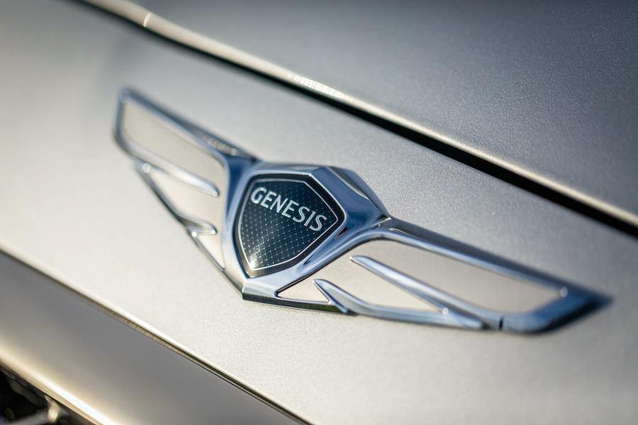 Логотип Genesis G70 3.3T 2018 года  (NA) (фото 13 из 42)